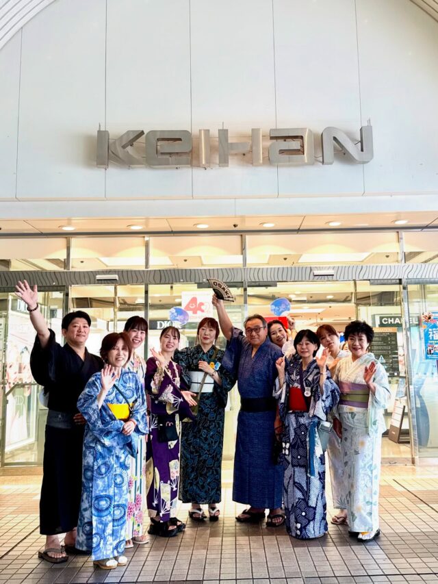 •
🎆【7/25限定！ゆかたでよりみち 天神祭】🎆
⁠
天神祭のおでかけ前に、京阪百貨店 守口店でちょっとよりみちしませんか？
⁠
7月25日（金）限定で、ゆかたでご来店いただいた方に嬉しい特典がたくさん！
コスメやグルメ、ファッションなど、館内の各ショップでプレゼントや割引などの特典が受けられます✨

#京阪百貨店 #守口店 #天神祭 #ゆかたでよりみち #浴衣コーデ #ゆかた女子 #夏祭りコーデ #花火大会コーデ #関西イベント #ゆかた特典 #夏の思い出2025